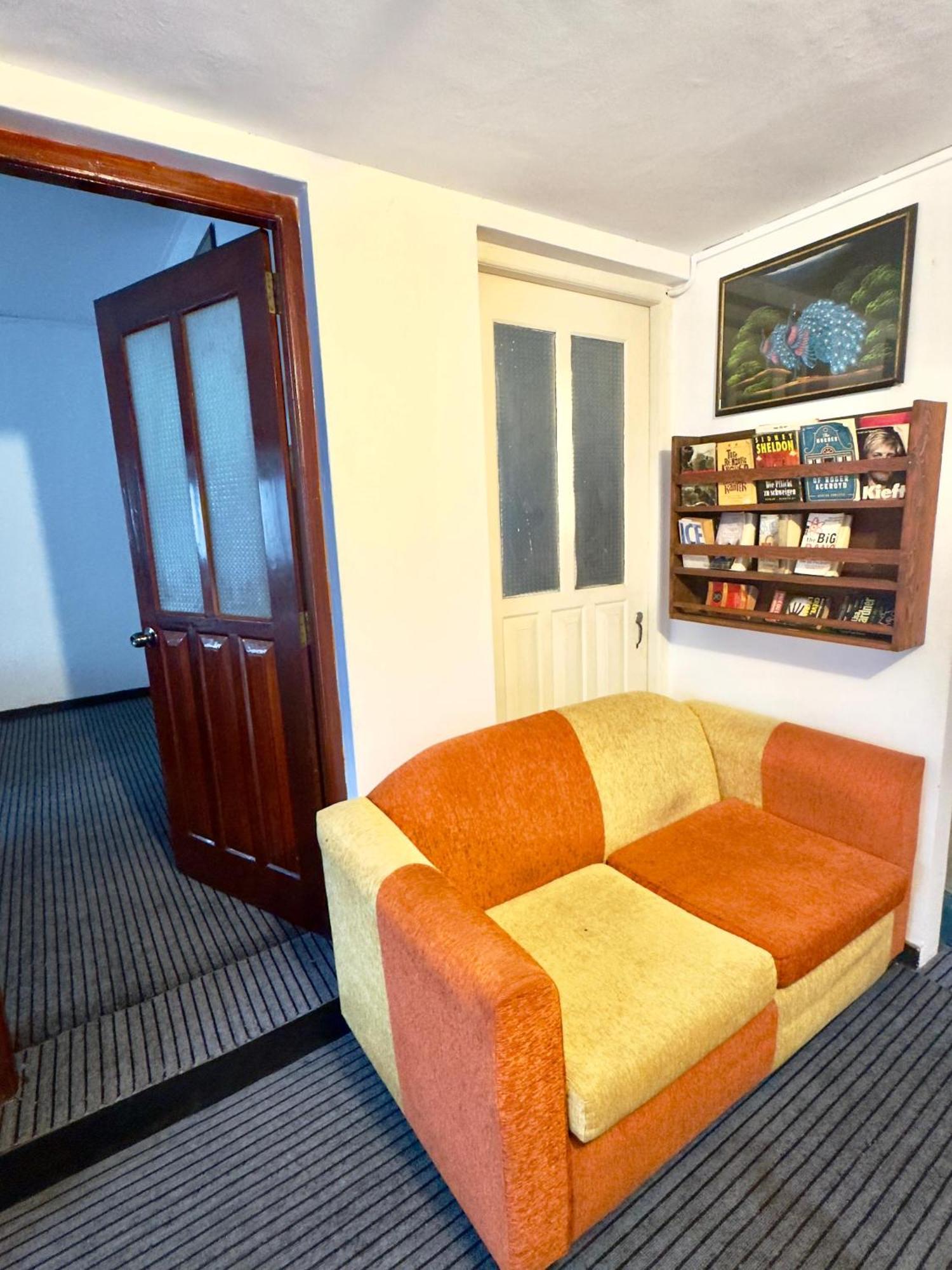 Traveler'S Haven Hostel At Colombo Intl Airport Катунаяка Экстерьер фото